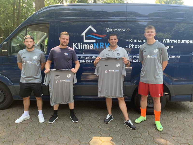 Team der KlimaNRW GmbH vor dem Firmenfahrzeug