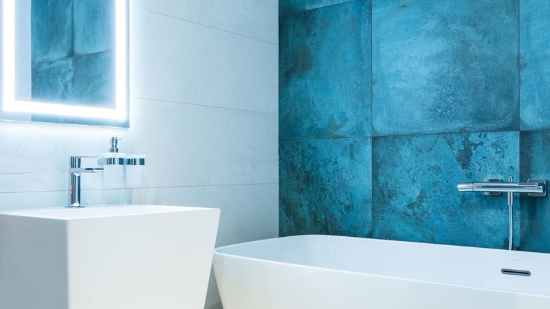 Fertig saniertes Badezimmer mit freistehender Wanne