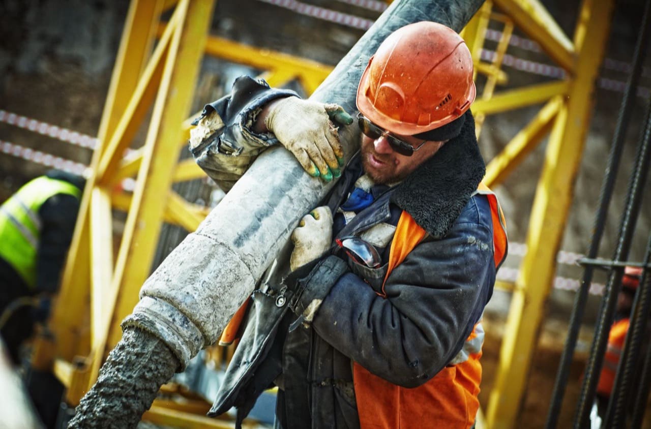 Handwerker richtet seine Ausrüstung auf der Baustelle her