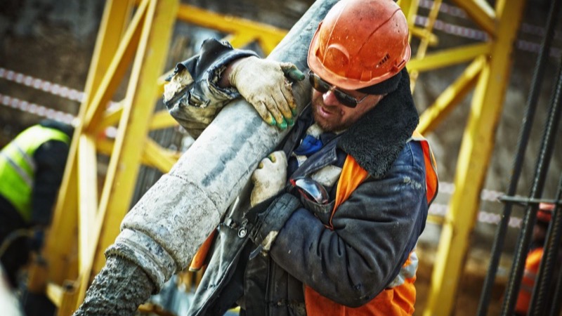 Handwerker richtet seine Ausrüstung auf der Baustelle her