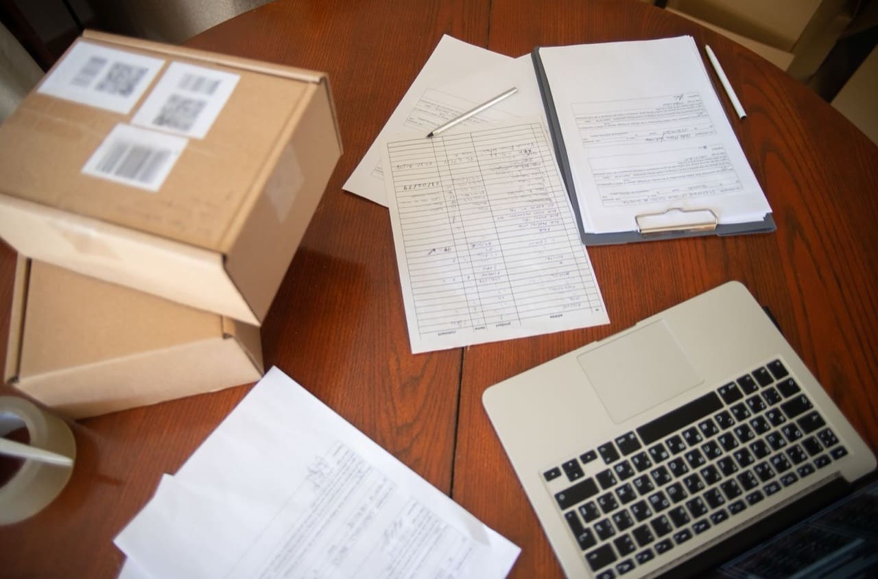 Arbeitsplatz mit Laptop und Unterlagen von oben