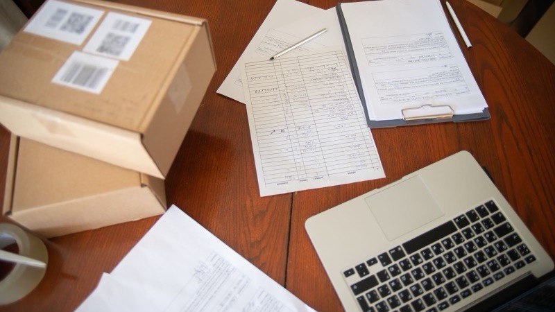 Arbeitsplatz mit Laptop und Unterlagen von oben