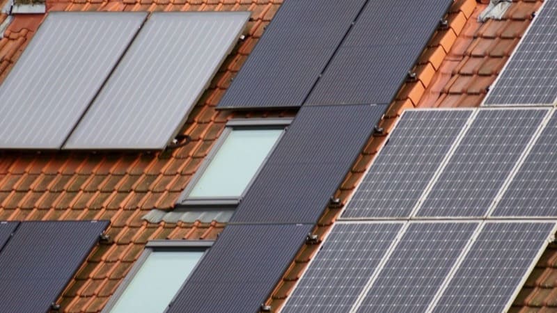 Photovoltaikmodule auf einem Ziegeldach