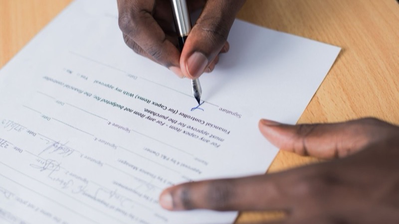 Vertragsgespräch am Besprechungstisch