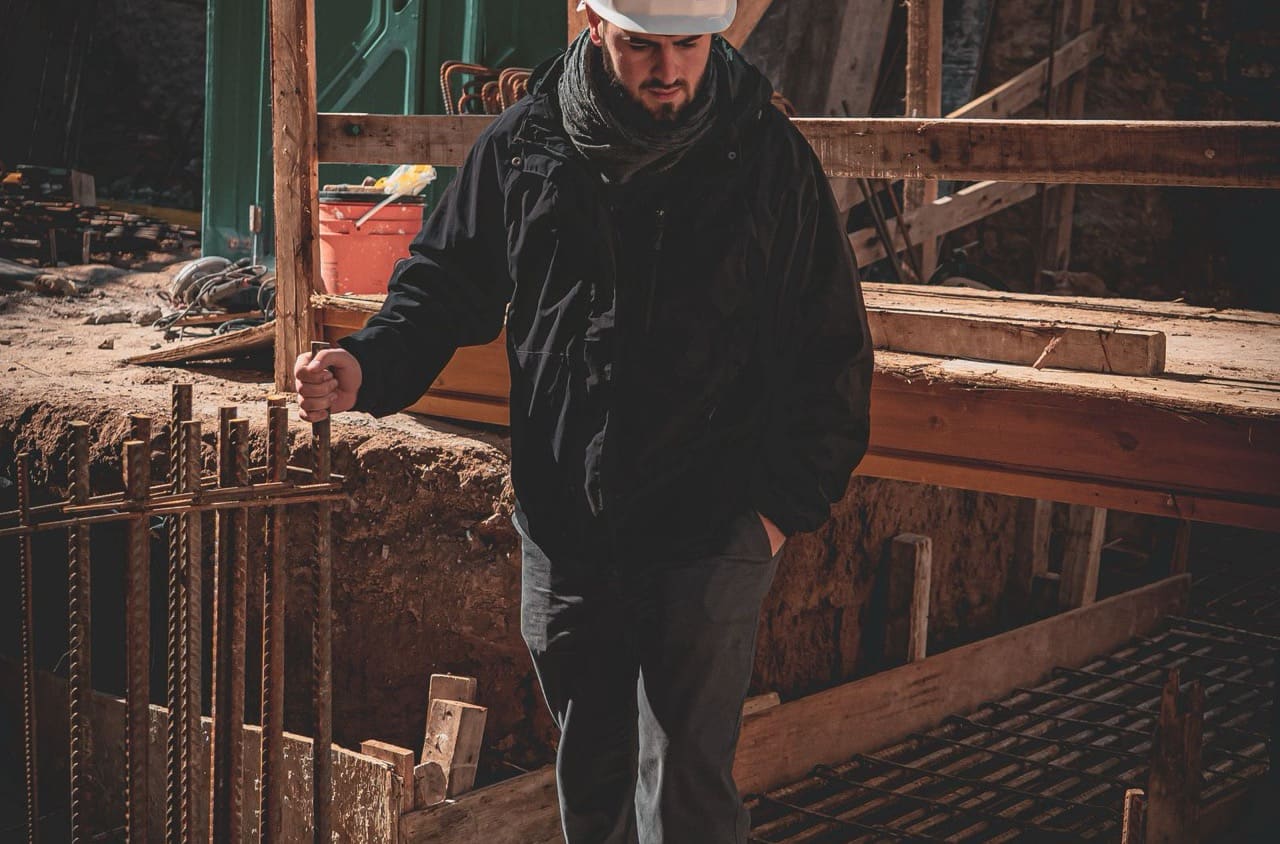 Handwerker kontrolliert Bewehrungsstahl auf der Baustelle