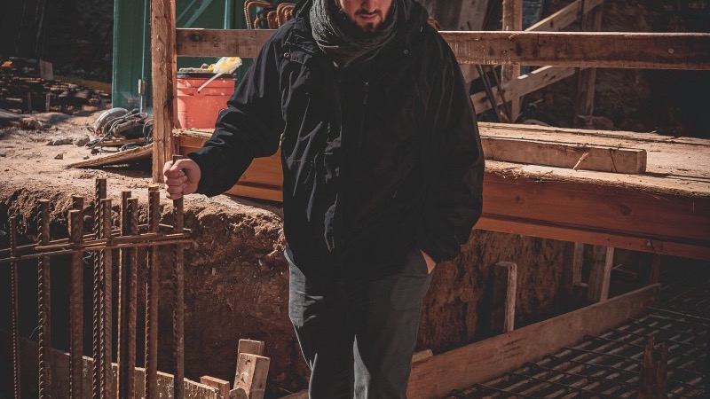Handwerker kontrolliert Bewehrungsstahl auf der Baustelle