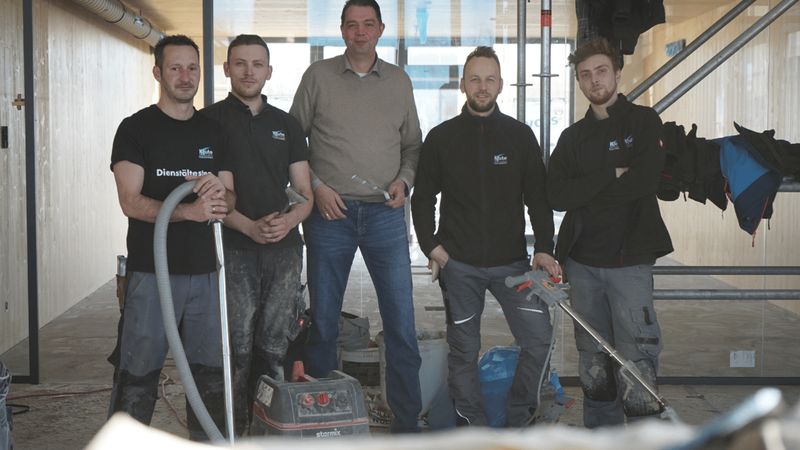 Fünf Mitarbeiter des Betriebs Klute & Söhne auf einer Baustelle