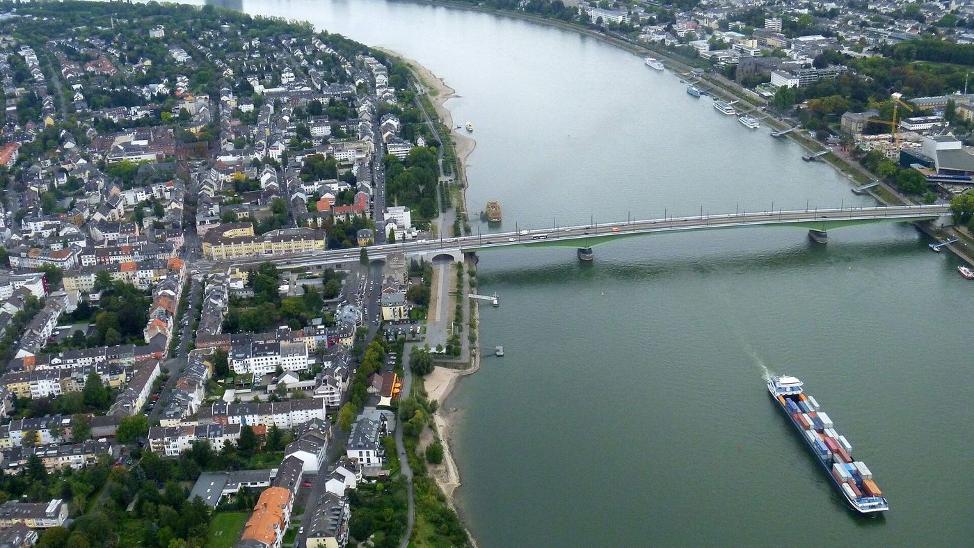 Blick über den Rhein auf Bonn mit Kennedybrücke