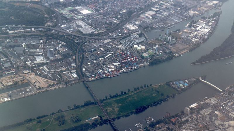 Luftbild von Mainz mit Rheinhafen und Gewerbegebieten