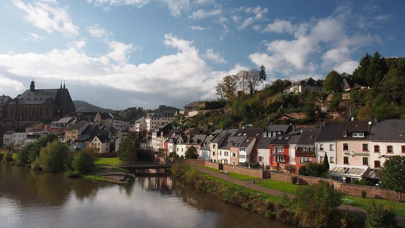 Saarburg mit Stadtkirche und Häuserzeile an der Saar